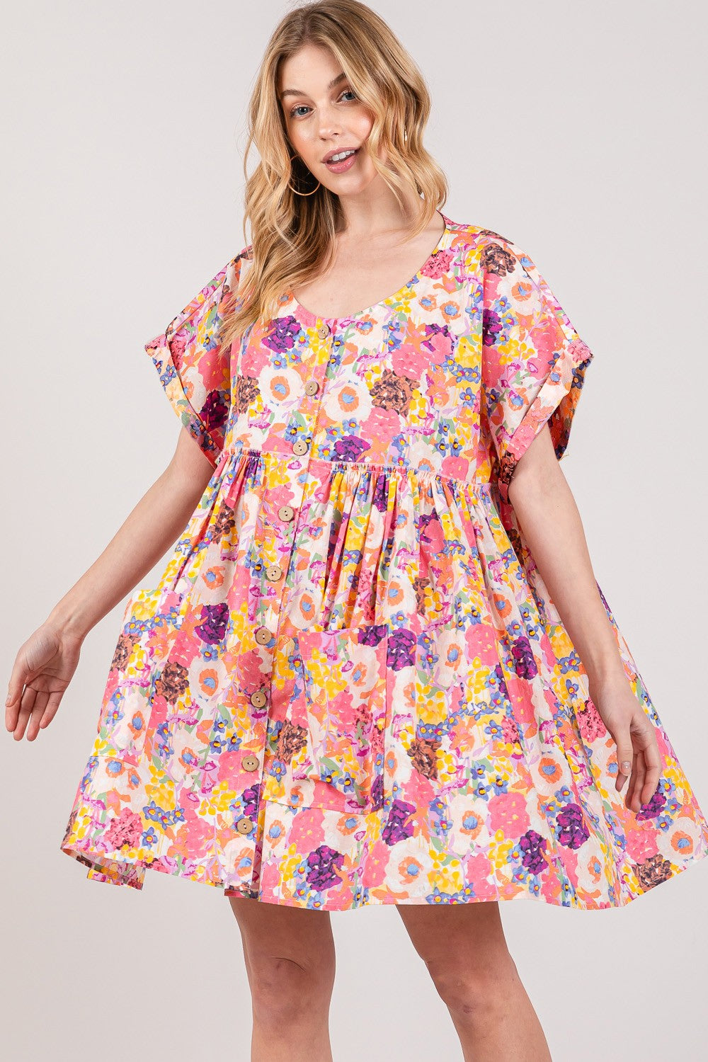 SAGE + FIG Floral Short Sleeve Babydoll Dress with Pockets 7371 | Gulf Resellers