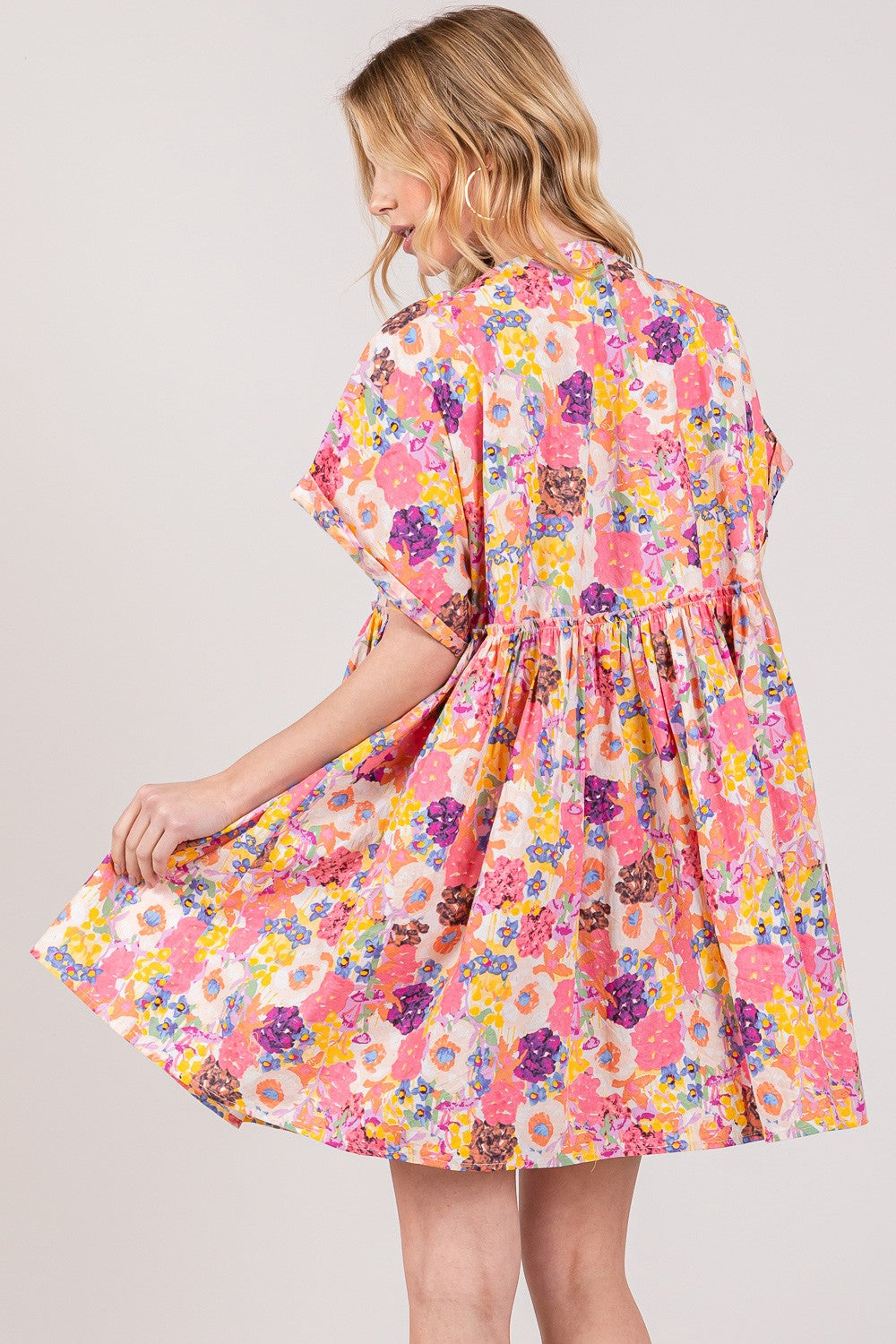 SAGE + FIG Floral Short Sleeve Babydoll Dress with Pockets 7369 | Gulf Resellers