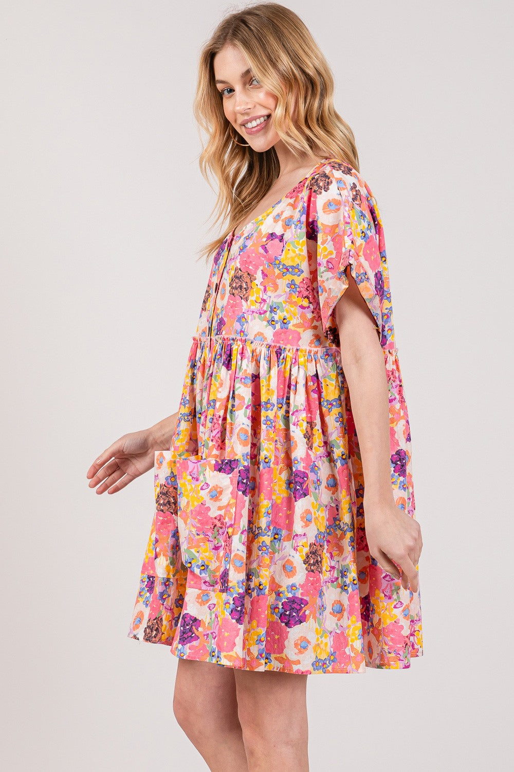 SAGE + FIG Floral Short Sleeve Babydoll Dress with Pockets 7370 | Gulf Resellers