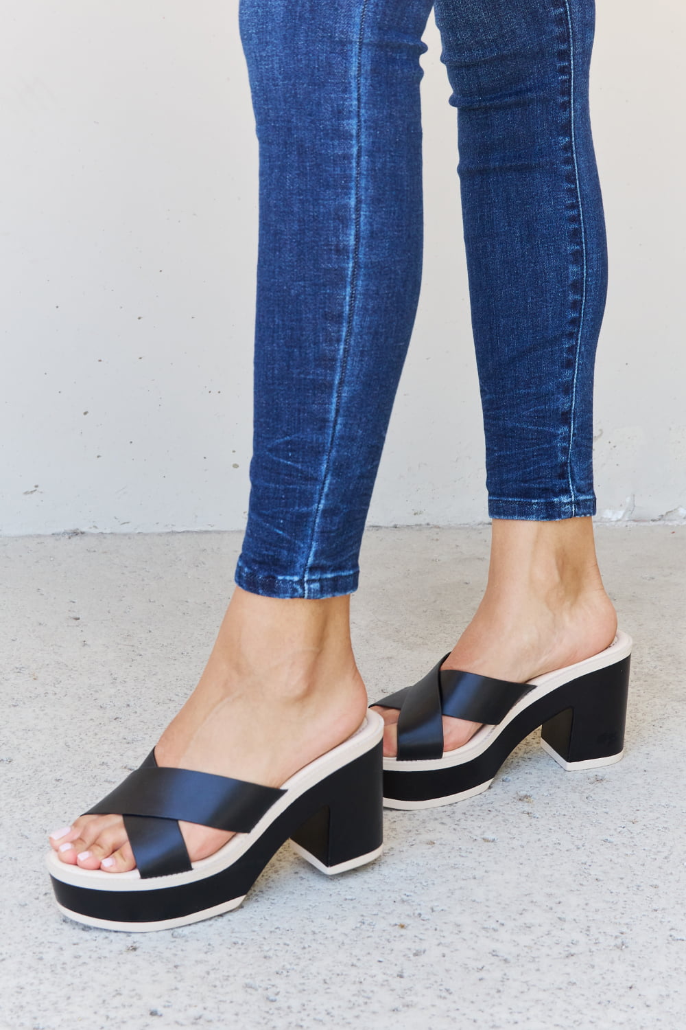 Weeboo Cherish The Moments Contrast Platform Sandals in Black | Gulf Resellers