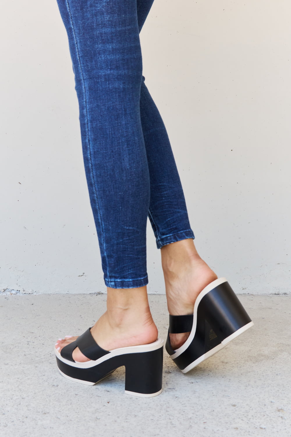 Weeboo Cherish The Moments Contrast Platform Sandals in Black | Gulf Resellers