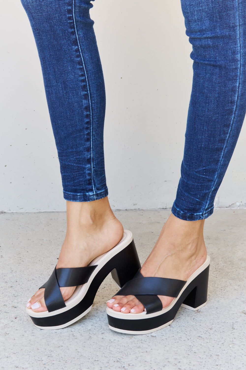 Weeboo Cherish The Moments Contrast Platform Sandals in Black | Gulf Resellers